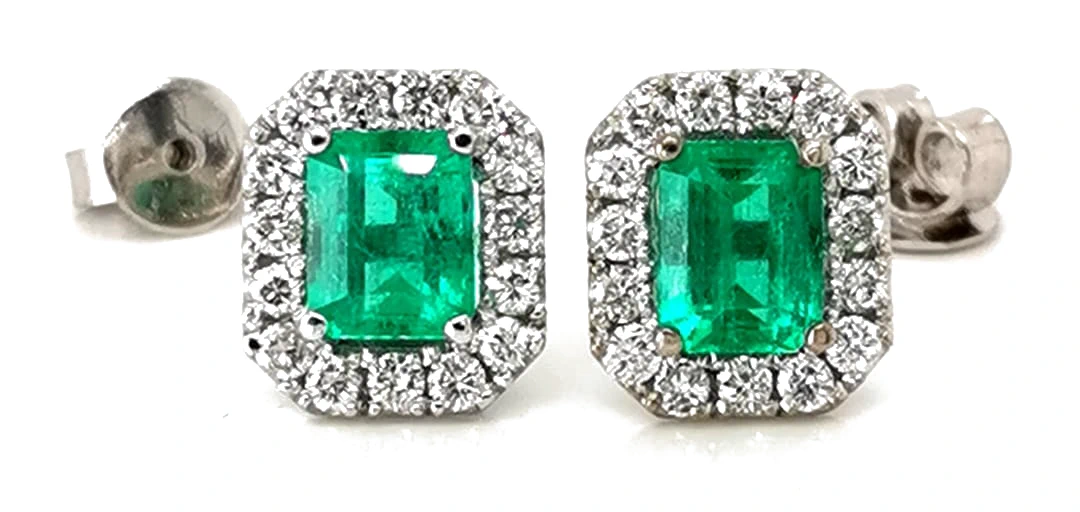 Emerald earrings and diamond halo (1/2)