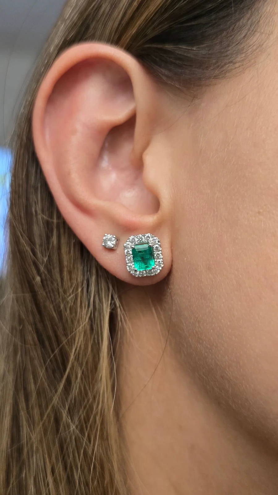 Emerald earrings and diamond halo (2/2)