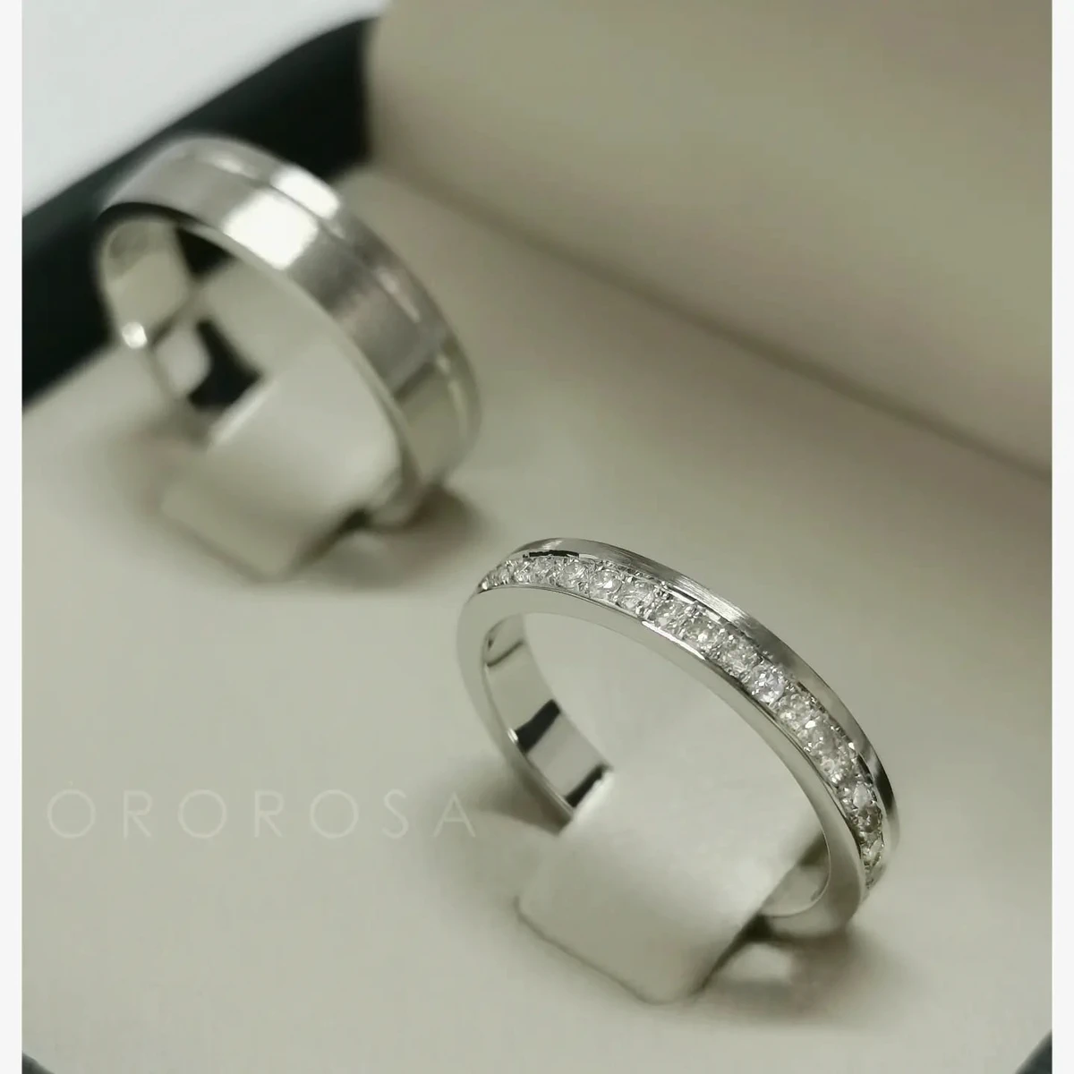 Flat rings with side diamonds