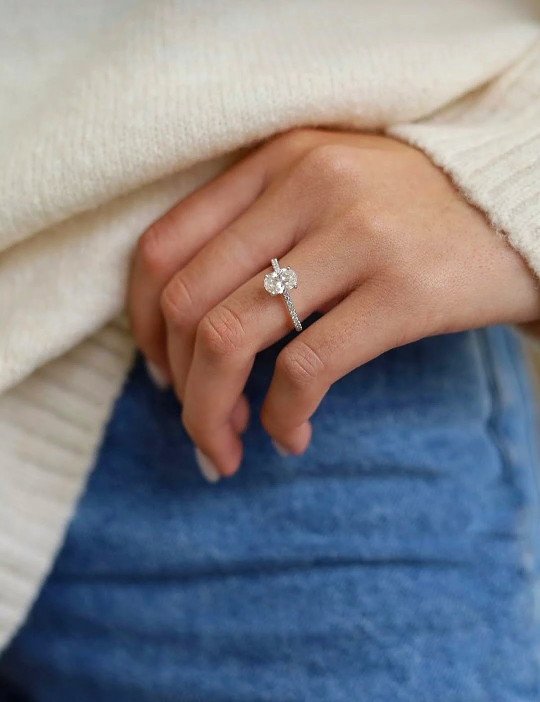 Oval-cut Diamond Ring (2/2)