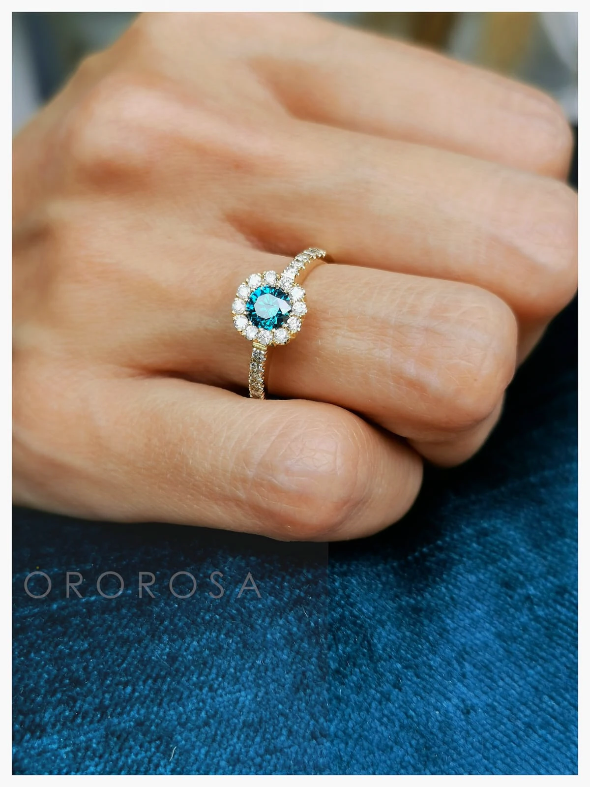 Rose gold ring with blue diamond (2/2)