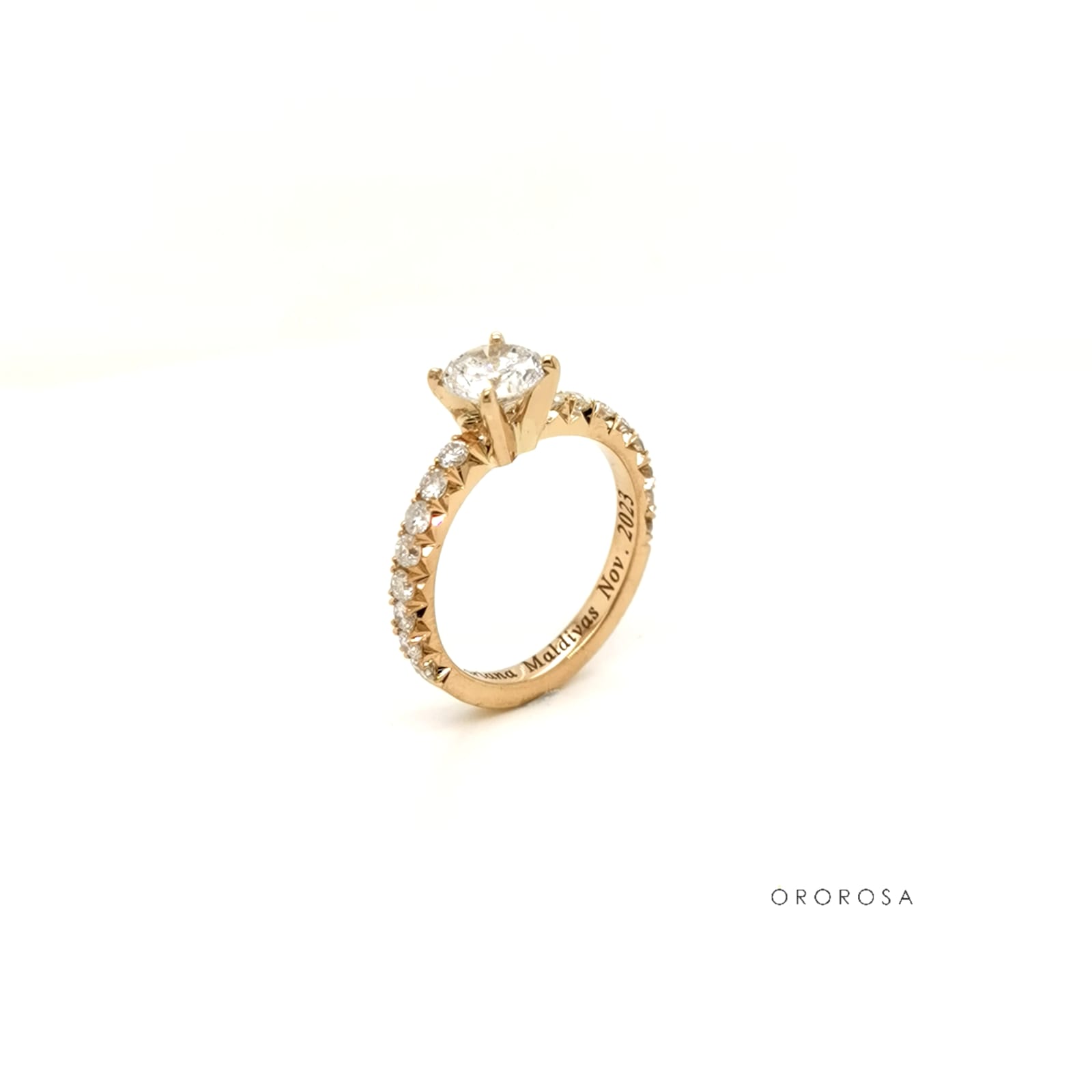 Anillo oro amarillo y diamante