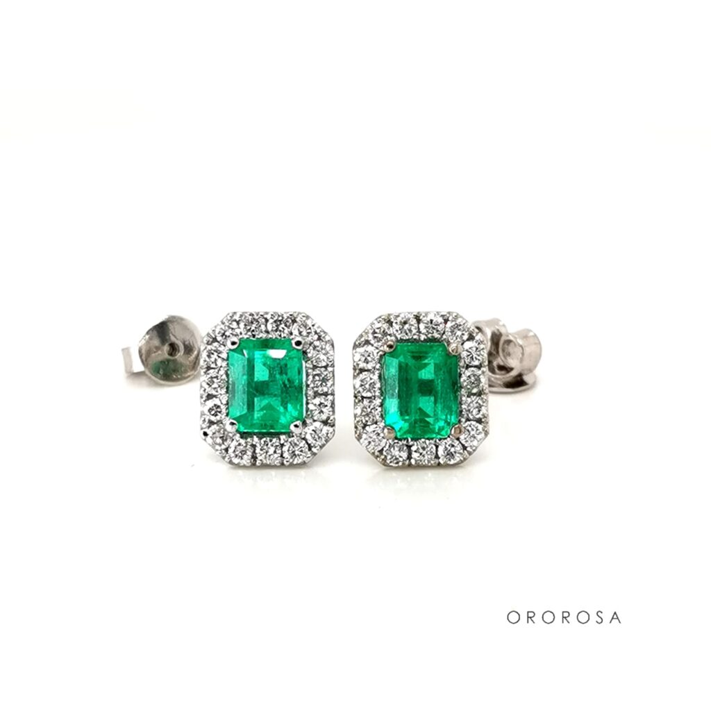 Aretes esmeralda y halo de diamantes