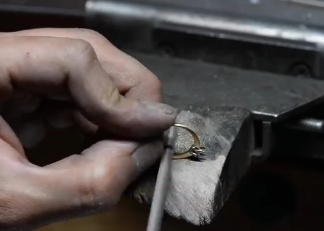 Artesano creando Joya - Ororosa Colombia